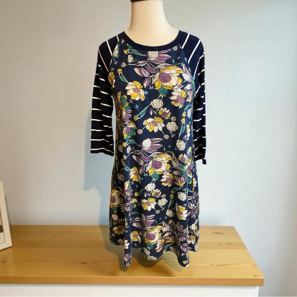 Comfer Navy and White Floral raglan sleeve Top small